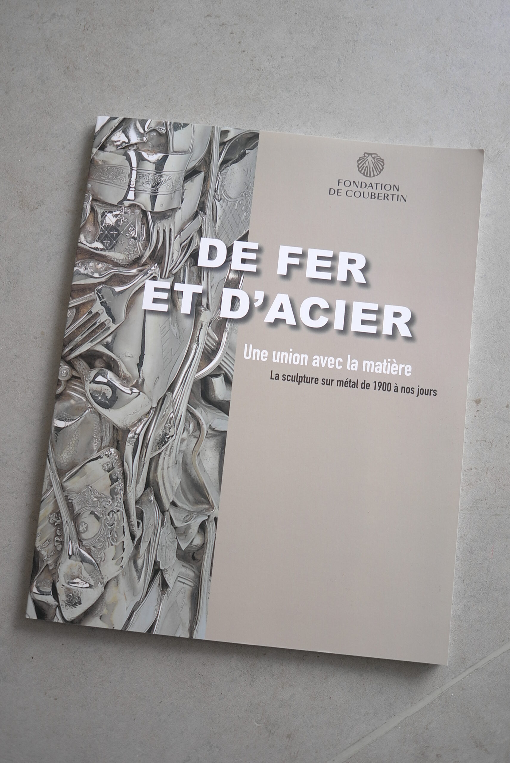 Catalogue de l&rsquo;exposition de « de fer et d&rsquo;acier »du Musée de la Fondation de Coubertin,2021.Commissariat général et scientifique: Soline Dussausoy responsable des collections et du musée et Sarah Bassen-Perez chargée de collection au musée Calvet et direction Action Culturelle et Patrimoniale de la ville d&rsquo;Avignon.